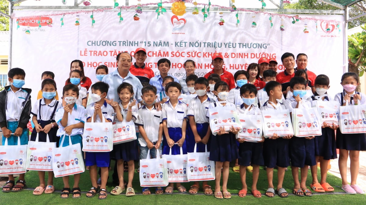 Ông Trần Đình Quân, Tổng Giám đốc Dai-ichi Life Việt Nam kiêm Chủ tịch Quỹ Vì cuộc sống tươi đẹp (thứ 2, từ phải qua) trao tặng quà cho các em học sinh có hoàn cảnh khó khăn tại Trường Tiểu học Tân Hồng
